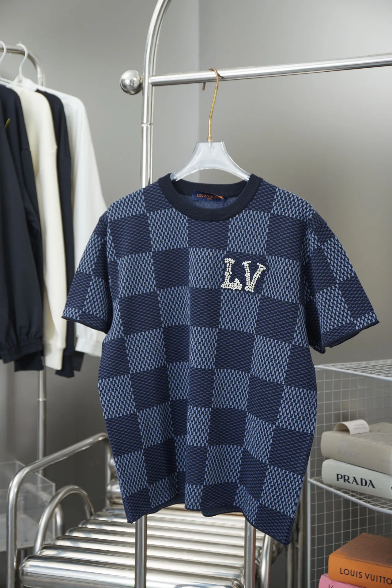 🅿️230 high-quality LV Louis SS25 spring and summer new Fei Dong press conference, super heavy-duty Swarovski rhinestone embroidered brand logo letter half-sleeved woolen fabric, customized super flash eight-claw diamonds, simple and elegant, classic, made of combed cotton yarn knitted cotton fabric, pure cotton high-weight special yarn, weighing it up feels full of weight, and the upper body is more textured than ordinary T-shirts. This texture can handle the weather easily, suitable for both hot and cold! The pattern on the chest adopts three-dimensional wool hanging technology, and is perfectly produced stitch by stitch with reference to the original version! The loose fit design allows petite girls to wear it so that the lower body is missing, making them look taller and slimmer! Size: S-XL